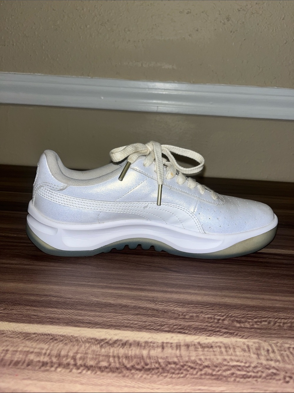 Puma California shimmery White Casual Lace-Up Sneakers